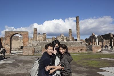 Protagonisti del reality cinese 'Sister over Flowers' a Pompei